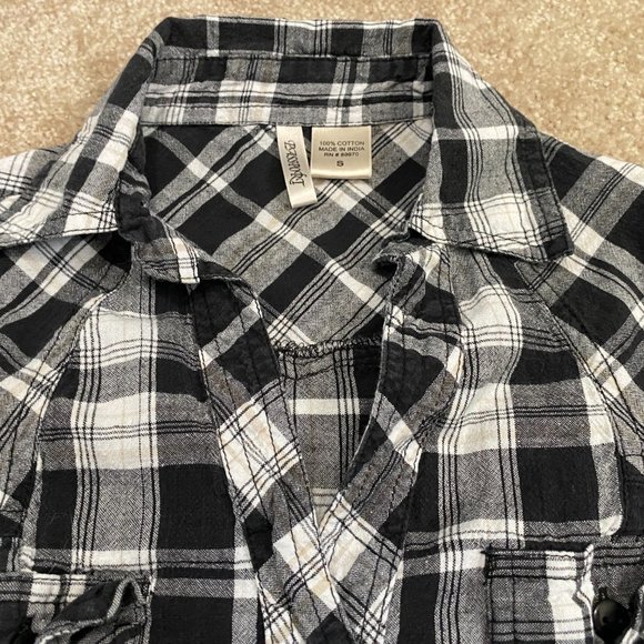 Passport Plaid Button down 3/4 sleeves - Picture 3 of 3